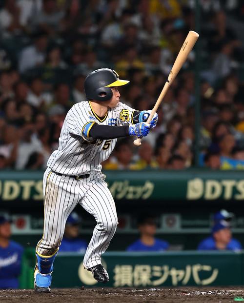 阪神対中日　4回裏阪神1死、近本は左前打を放つ（撮影・上田博志）