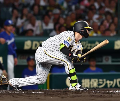 阪神対中日　1回裏阪神無死一塁、中野は左前打を放つ（撮影・上田博志）