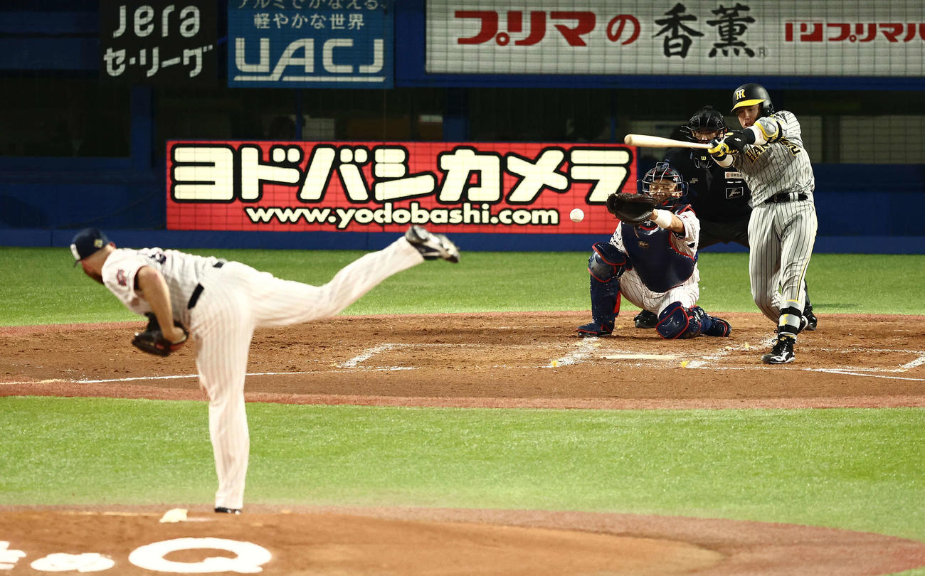 ヤクルト対阪神　2回表阪神無死、中前打を放つ梅野。投手サイスニード（撮影・河田真司）
