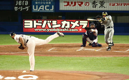 ヤクルト対阪神　2回表阪神無死、中前打を放つ梅野。投手サイスニード（撮影・河田真司）