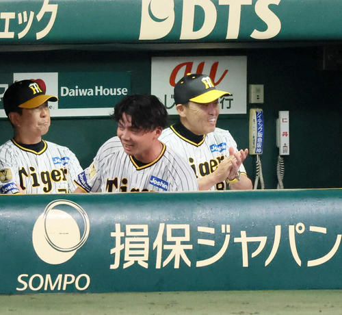 阪神対DeNA 4回裏阪神1死一、三塁、三走井上の本塁判定で三浦監督がリクエストし、結果はセーフとなりベンチで笑顔を見せる岡田監督（撮影・加藤哉）