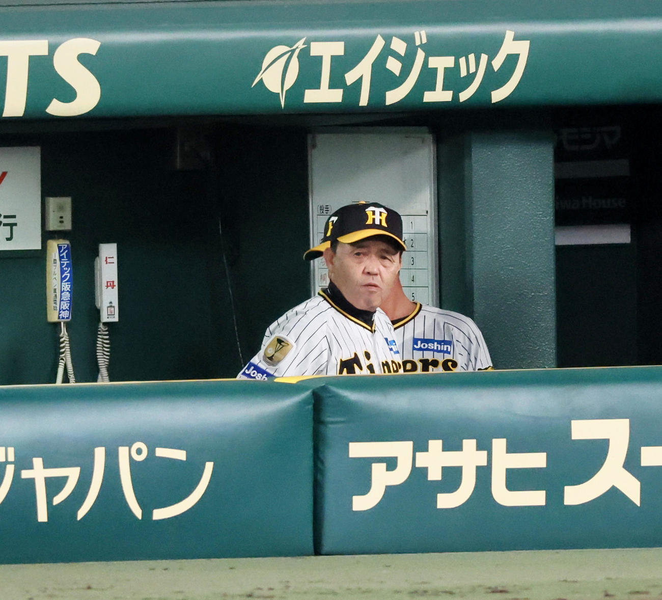 阪神対DeNA DeNAに敗れ引き揚げる岡田監督（撮影・加藤哉）
