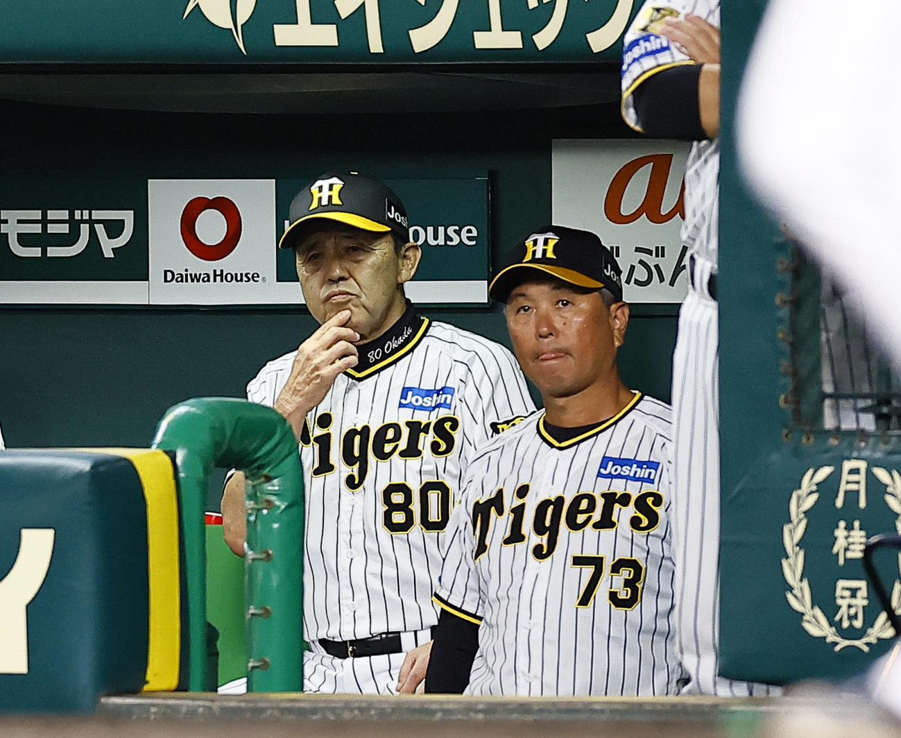 阪神対DeNA 6回裏阪神無死一、三塁、ベンチでサインを出す阪神岡田監督（撮影・藤尾明華）