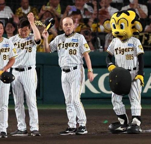 阪神対広島　広島に勝利しスタンドへあいさつする岡田監督（撮影・加藤哉）