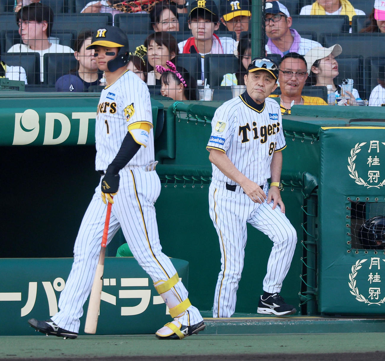 阪神対広島　6回裏を終え選手交代を告げる岡田監督。左は森下（撮影・加藤哉）