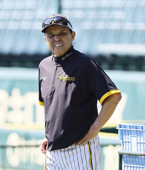 阪神対広島　暑そうな顔を見せる阪神岡田監督（撮影・藤尾明華）