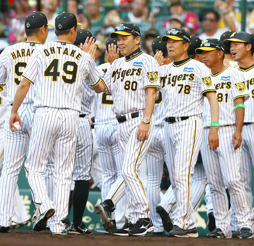 阪神対ヤクルト　ヤクルトに勝利し岡田監督（左から3人目）は10勝目を挙げた大竹とハイタッチする（撮影・上山淳一）