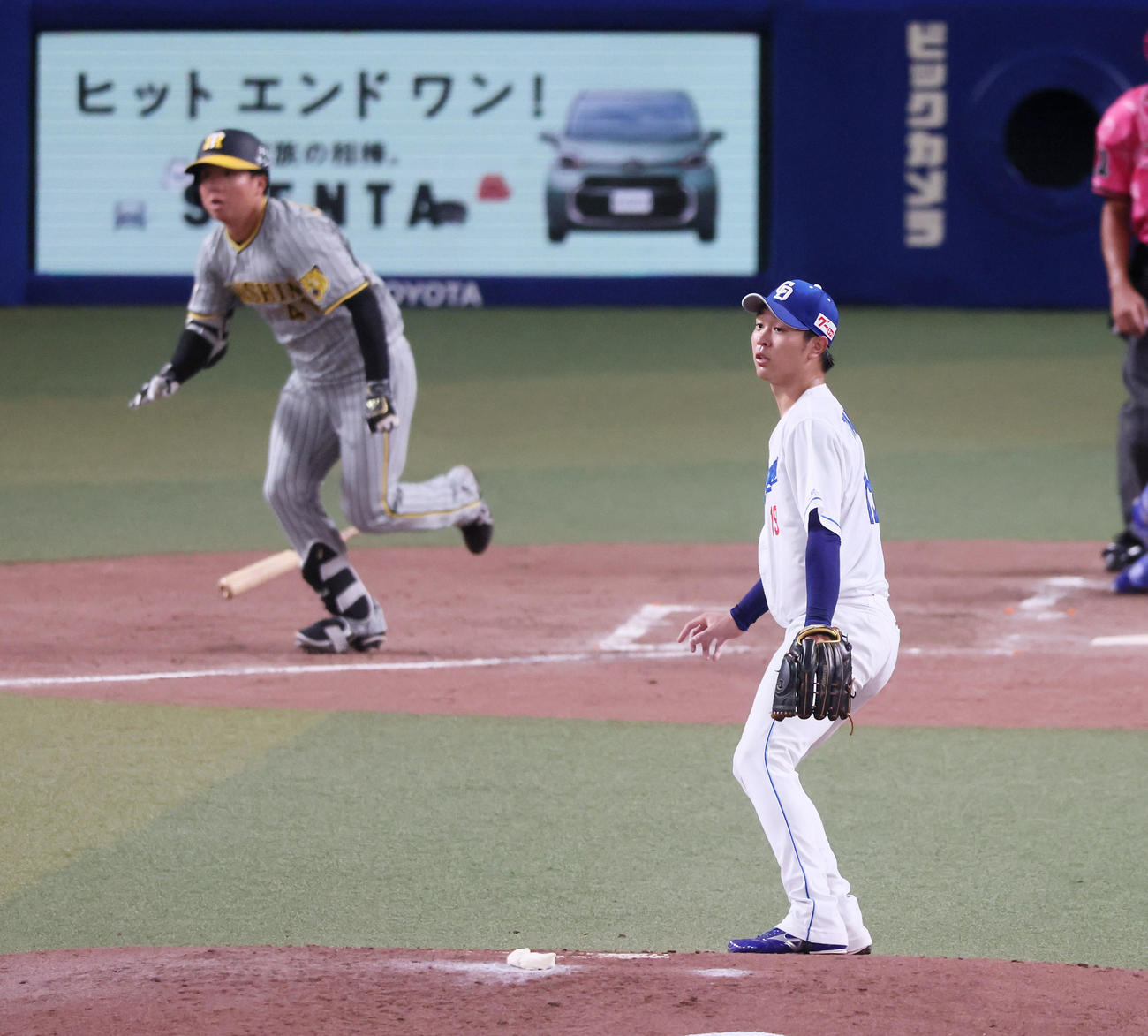 中日対阪神　4回表阪神2死二塁、高橋宏は村上に右前適時打を打たれて失点する（撮影・加藤哉）