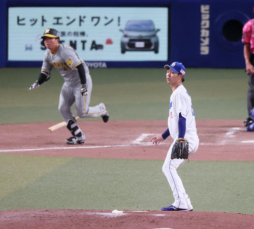 中日対阪神　4回表阪神2死二塁、高橋宏は村上に右前適時打を打たれて失点する（撮影・加藤哉）