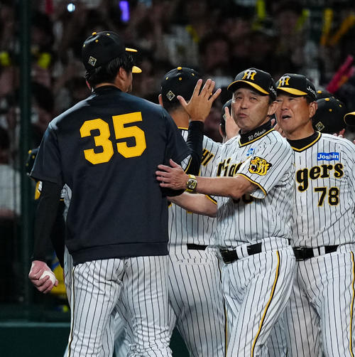 阪神対巨人　試合後、阪神才木（左）をねぎらう岡田監督（撮影・江口和貴）