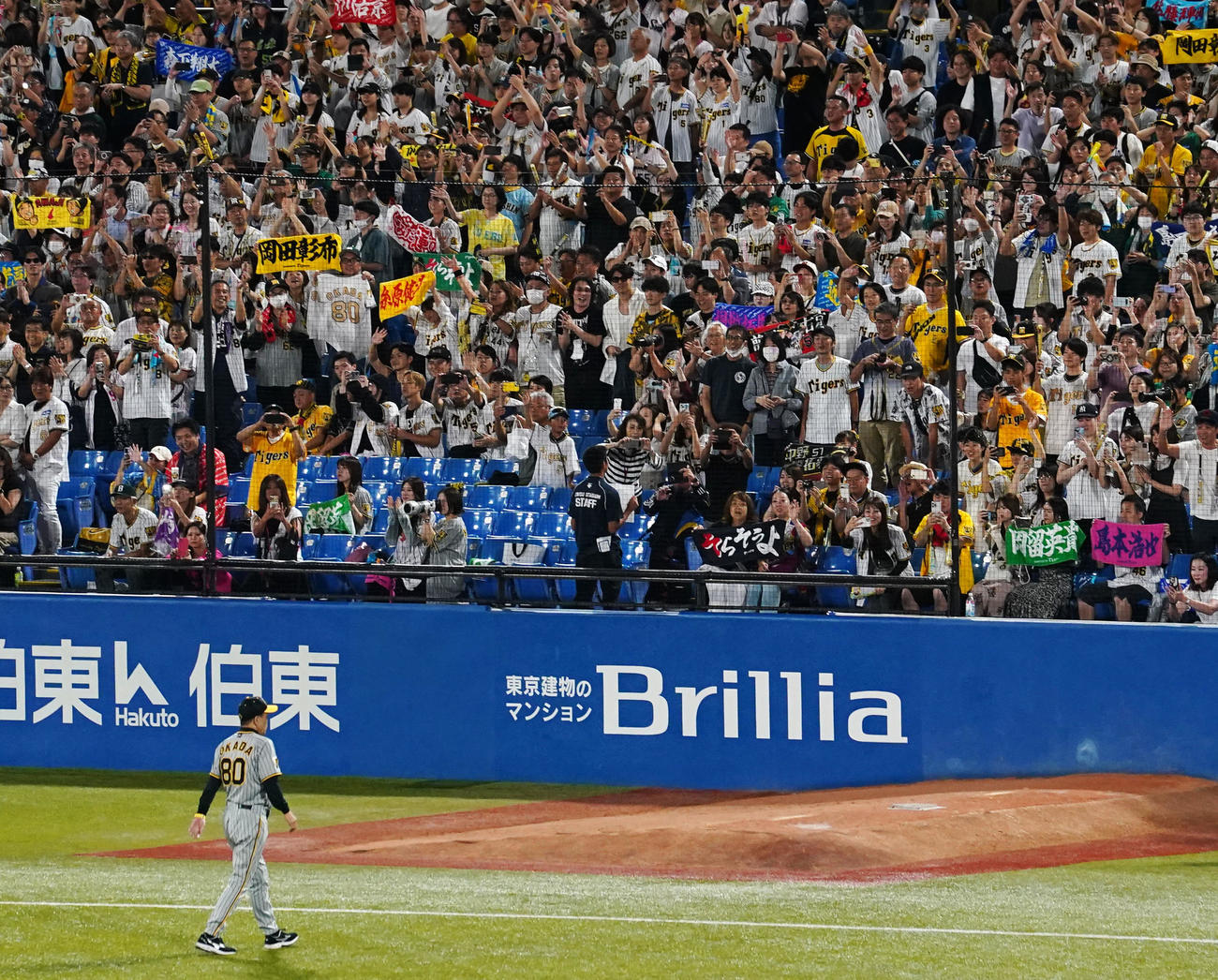 ヤクルト対阪神　球場を後にする岡田監督に声援を送る阪神ファン（撮影・横山健太）