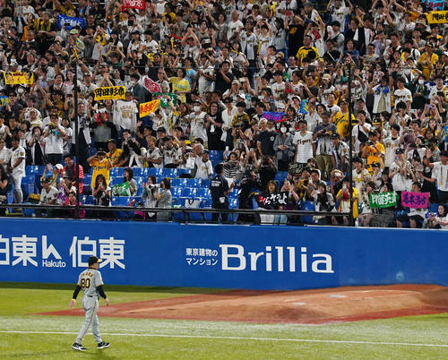 ヤクルト対阪神　球場を後にする岡田監督に声援を送る阪神ファン（撮影・横山健太）