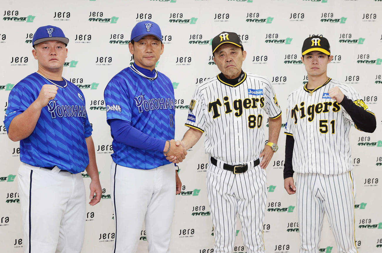 セ・リーグCSファーストSの前日会見を終え写真に納まる、左からDeNA牧、三浦監督、阪神岡田監督、中野（撮影・前田充）
