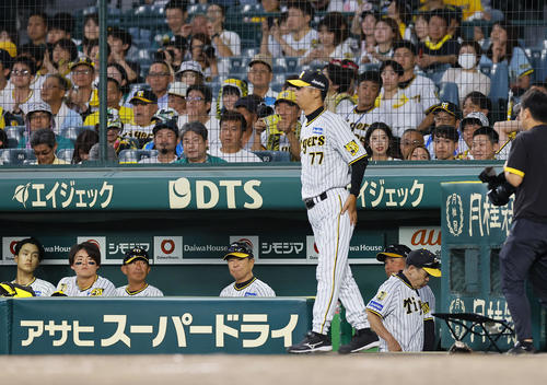 阪神対DeNA DeNAに敗れベンチから引き揚げる阪神岡田監督（右端）（撮影・藤尾明華）