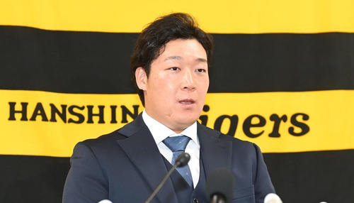 阪神残留会見を行う大山（撮影・前岡正明）