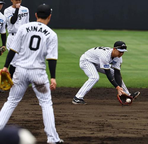 シートノックで二塁を守る山田。左は木浪（撮影・上田博志）