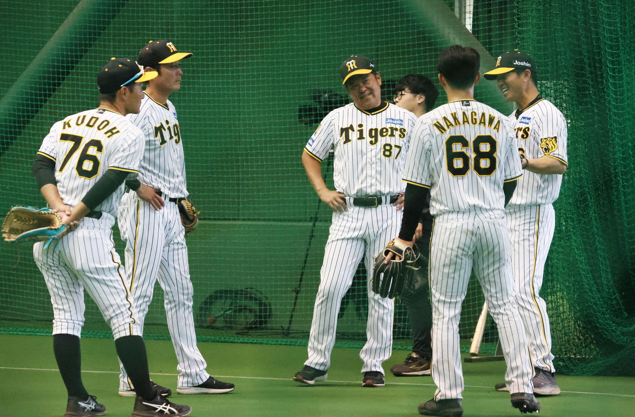 中川勇斗と話す野村克則コーチ（左から3人目）、筒井壮コーチ（右）（2024年11月1日撮影）