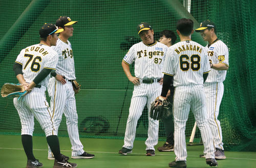 中川勇斗と話す野村克則コーチ（左から3人目）、筒井壮コーチ（右）（2024年11月1日撮影）