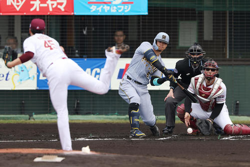 楽天対阪神 1回表阪神1死二塁、四球を選ぶ佐藤輝。投手松井(撮影・前田充)
