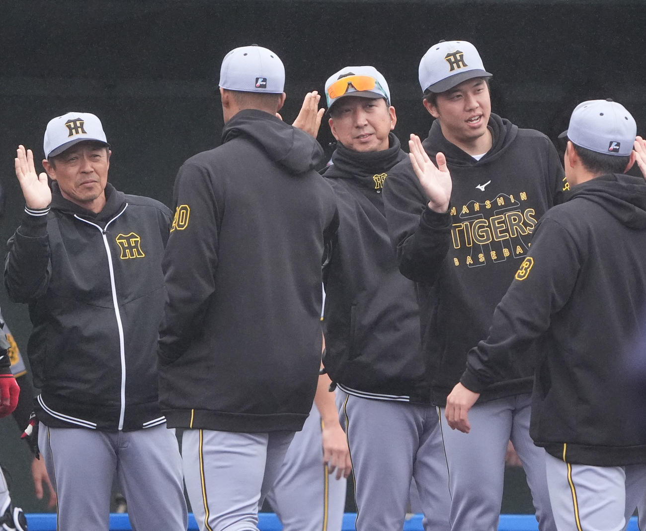 中日対阪神　試合終了、ナインを迎える藤川監督（中央）（撮影・森本幸一）