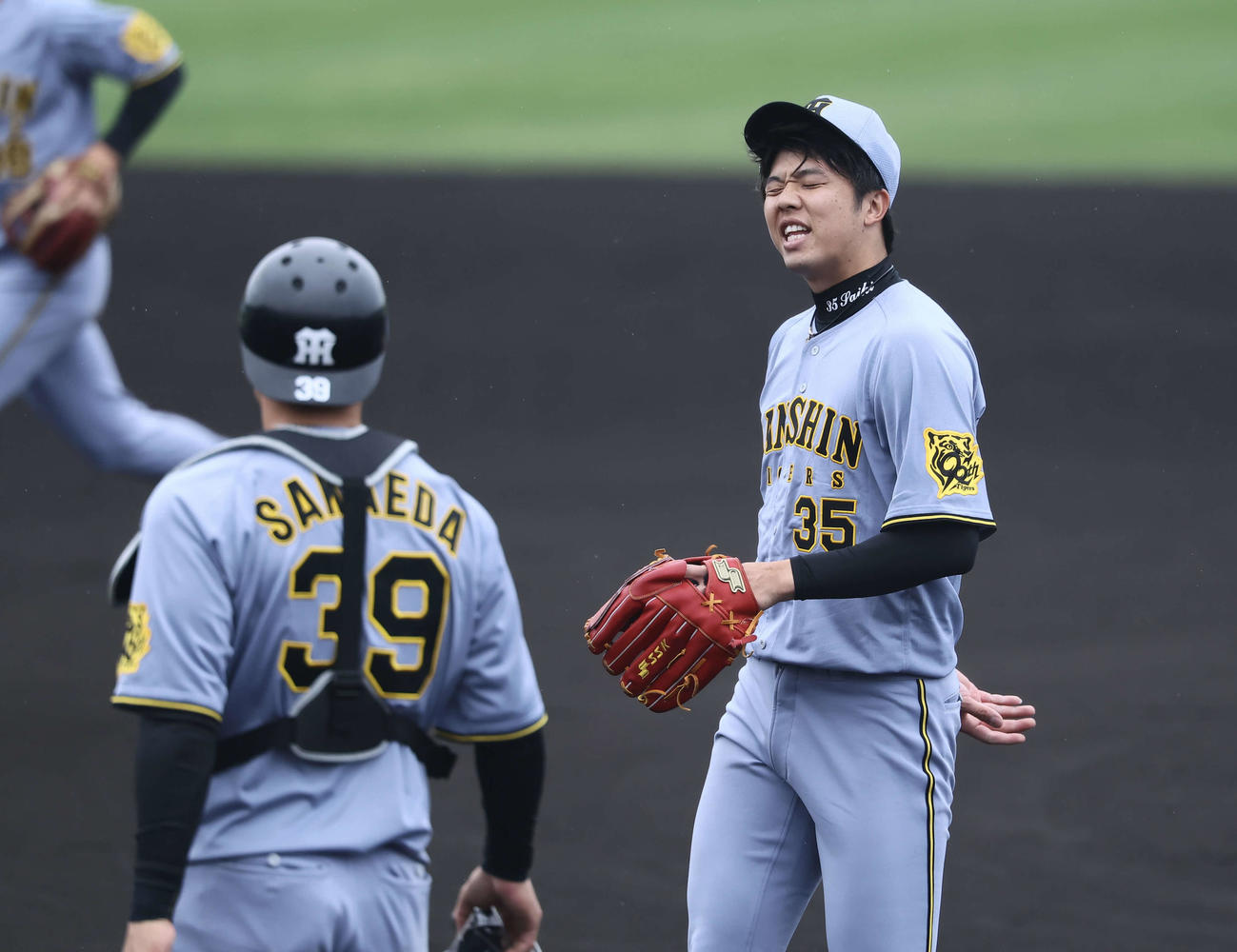 中日対阪神　2回4失点で投げ終えた阪神才木（右）（撮影・藤尾明華）