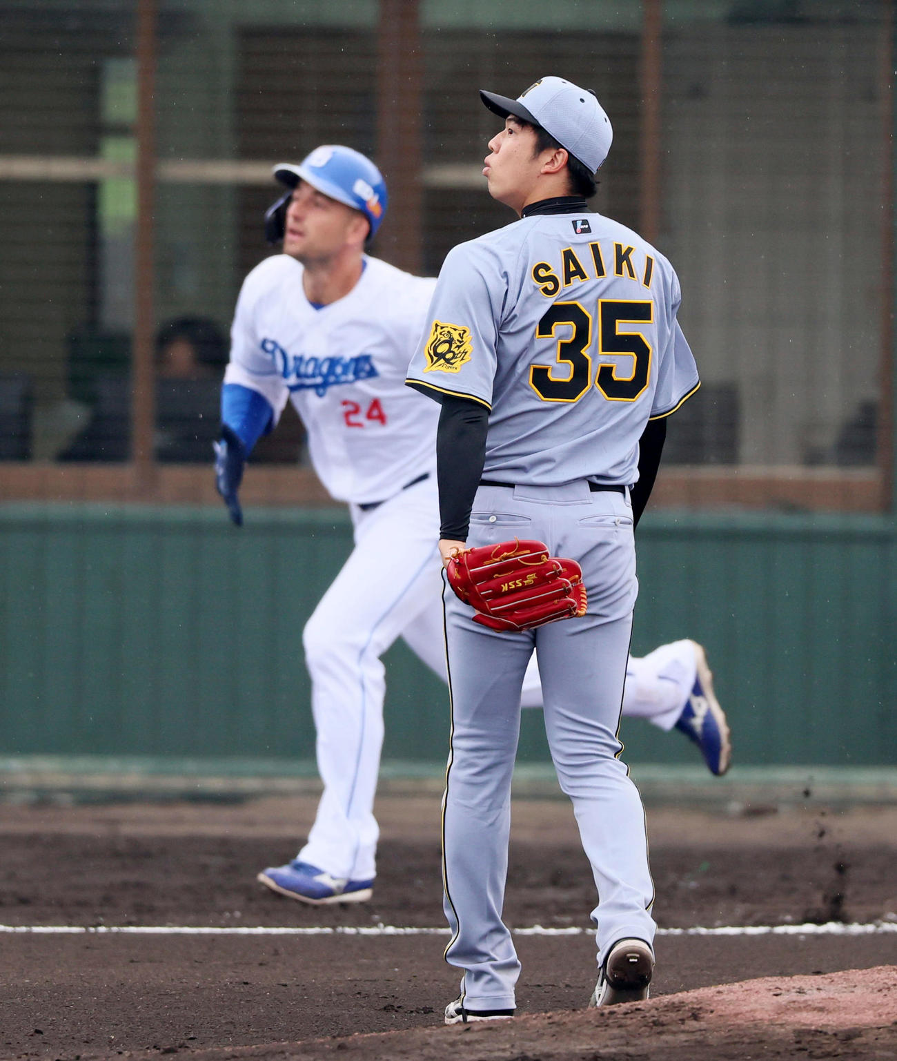 中日対阪神　1回裏中日2死一、二塁、才木はボスラーに右越え3点本塁打を浴びる（撮影・加藤哉）
