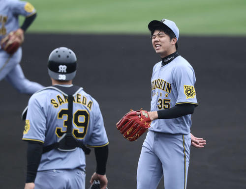 中日対阪神　2回4失点で投げ終えた阪神才木（右）（撮影・藤尾明華）