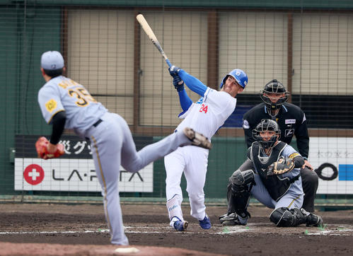 中日対阪神　1回裏中日2死一、二塁、ボスラーは右越え3点本塁打を放つ。投手才木（撮影・加藤哉）