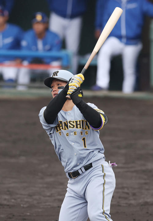 中日対阪神　1回表阪神1死一、三塁、左越え3点本塁打を放つ森下（撮影・前田充）