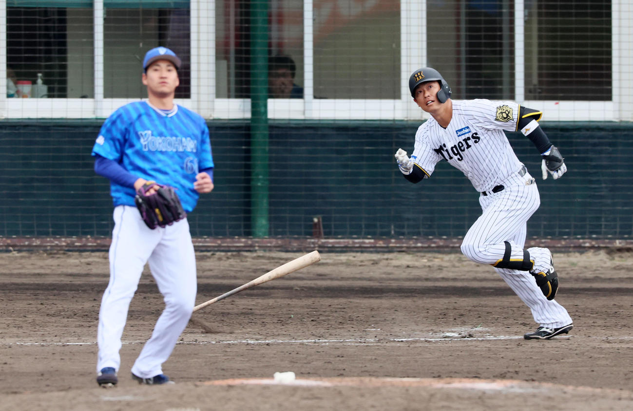 阪神対DeNA 8回裏阪神2死一、二塁、原口は中越え2点適時二塁打を放つ。投手岩田（撮影・加藤哉）