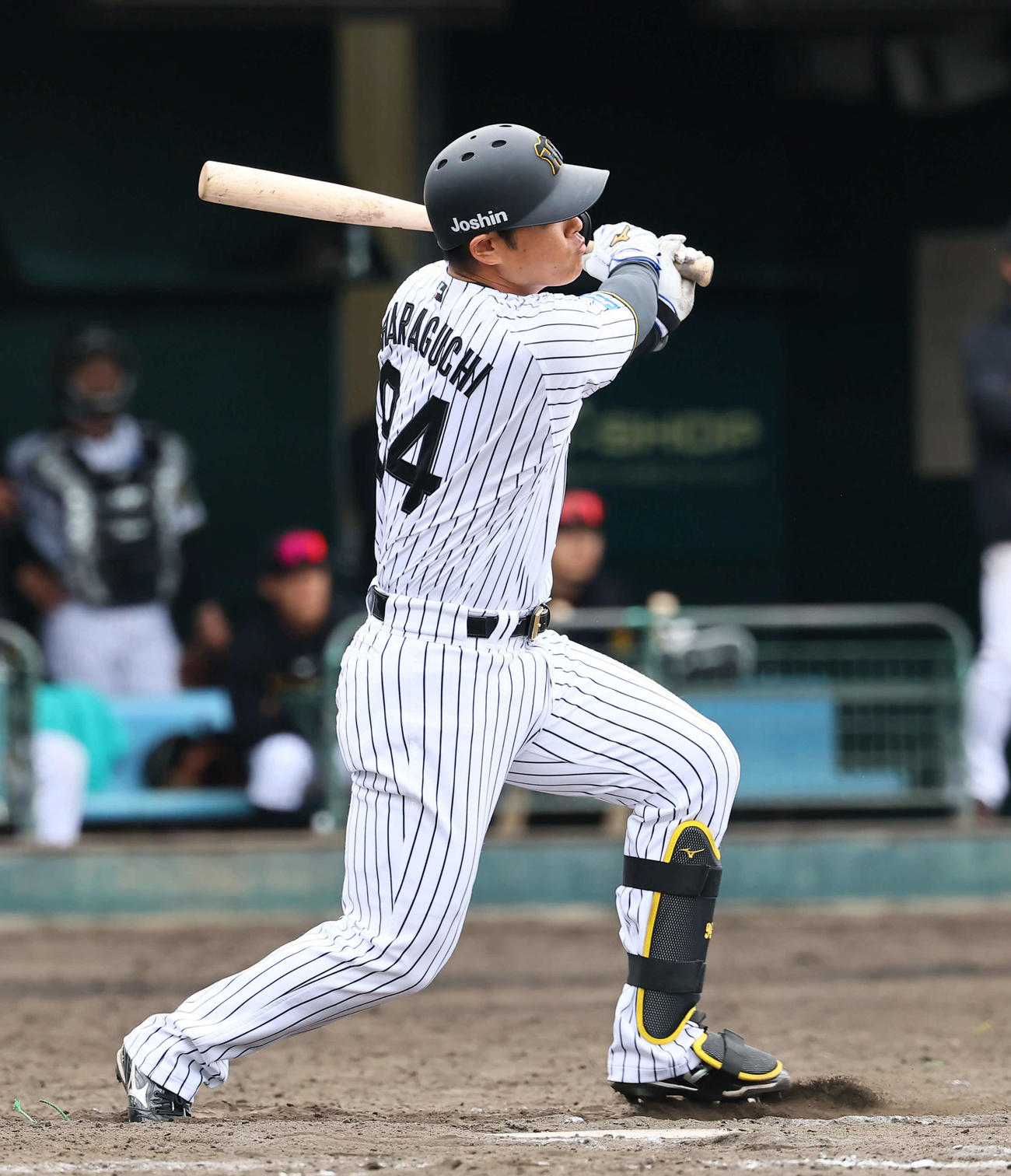 練習試合阪神対DeNA 8回裏阪神2死一、二塁、原口は中越えに2点適時二塁打を放つ（撮影・藤尾明華）
