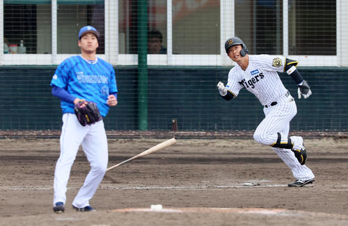 阪神対DeNA 8回裏阪神2死一、二塁、原口は中越え2点適時二塁打を放つ。投手岩田（撮影・加藤哉）