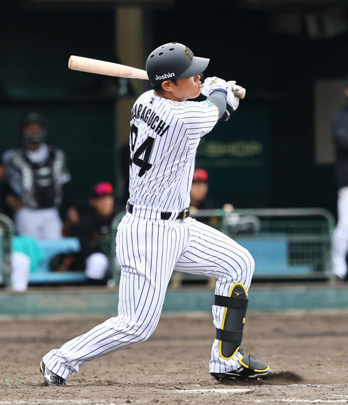 練習試合阪神対DeNA 8回裏阪神2死一、二塁、原口は中越えに2点適時二塁打を放つ（撮影・藤尾明華）