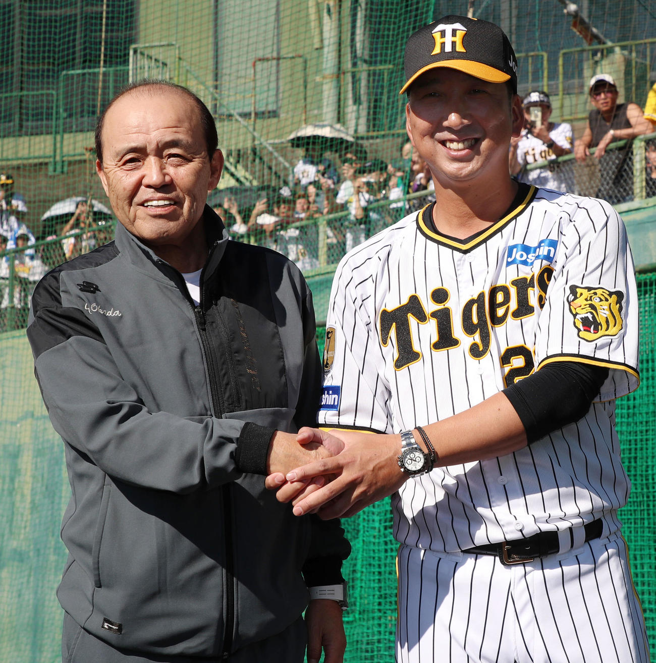 岡田オーナー付顧問（左）と握手する藤川監督（2024年11月9日撮影）