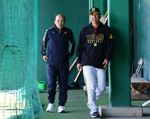 ブルペンで岡田オーナー付顧問（左）と話しをする阪神藤川監督（2024年11月10日撮影）