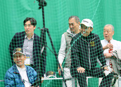 ブルペンで視察する左から上田二朗氏、和田毅氏、俳優の渡辺謙、岡田彰布オーナー付顧問、福本豊氏（2025年2月16日撮影）