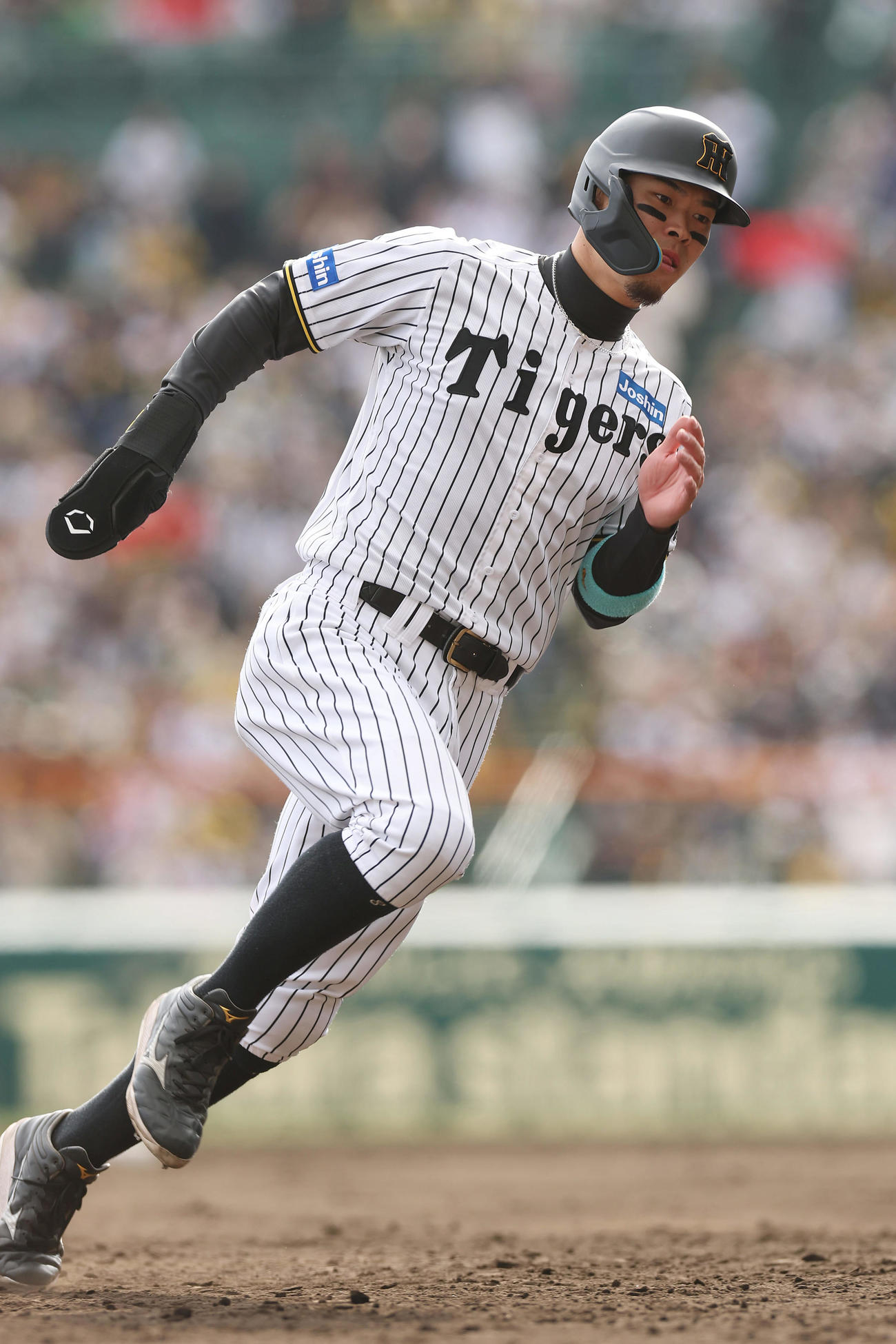 阪神対DeNA 7回裏阪神2死二塁、大山の二塁打で本塁へ向かう佐藤輝（撮影・前田充）