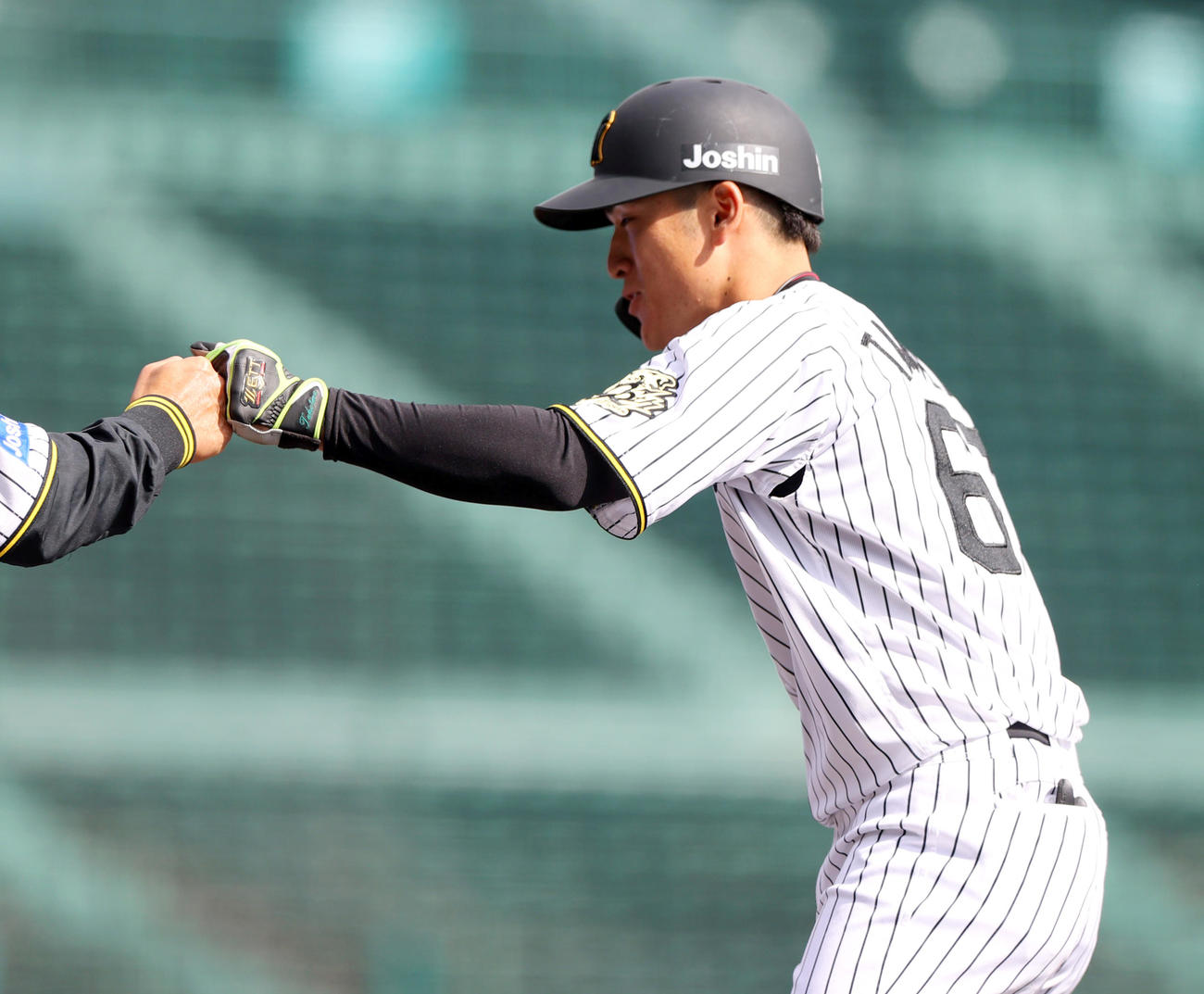 オープン戦・阪神対DeNA 3回裏阪神1死満塁、高寺は左前2点適時打を放つ（撮影・上山淳一）