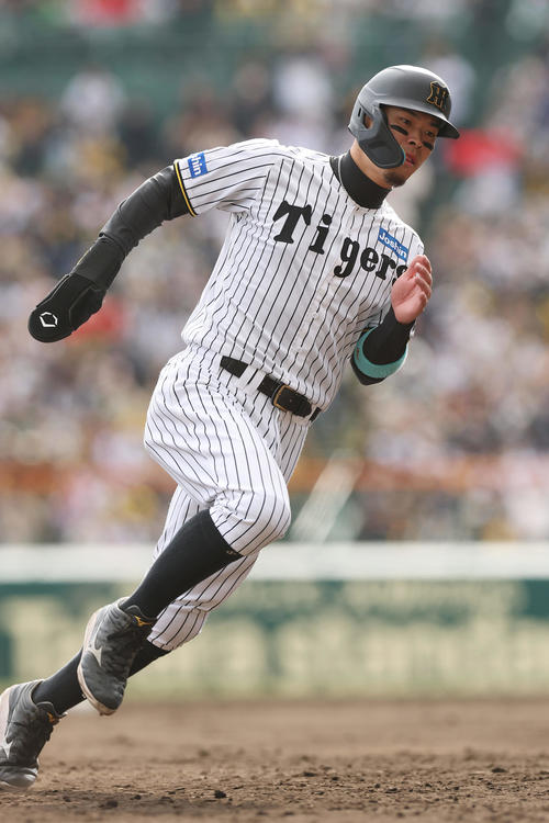 阪神対DeNA 7回裏阪神2死二塁、大山の二塁打で本塁へ向かう佐藤輝（撮影・前田充）