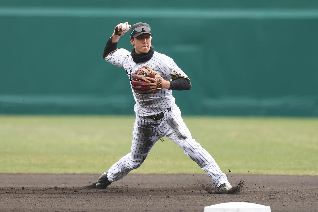 阪神対DeNA 1回表DeNA無死、梶原の遊ゴロで好守を見せる小幡（撮影・前田充）