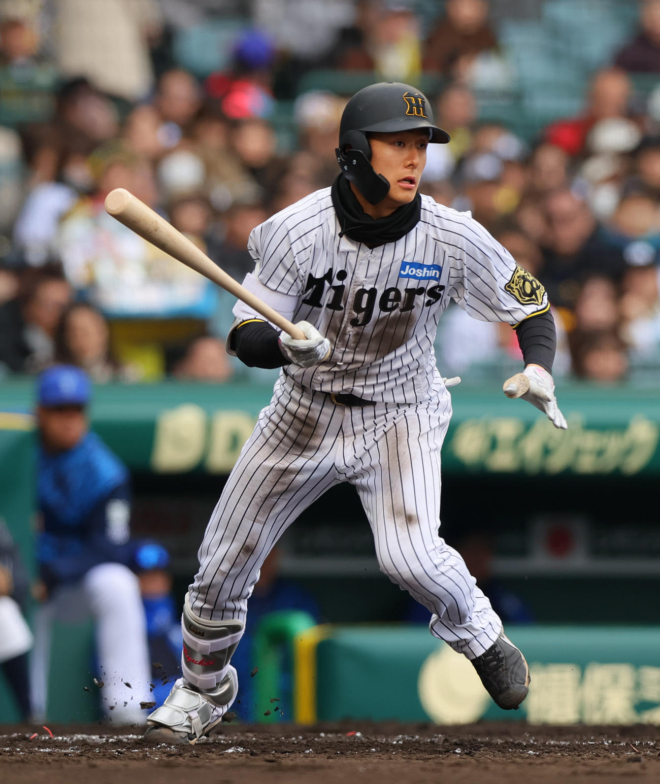 オープン戦・阪神対DeNA 3回裏阪神無死、小幡は右二塁打を放つ（撮影・上山淳一）