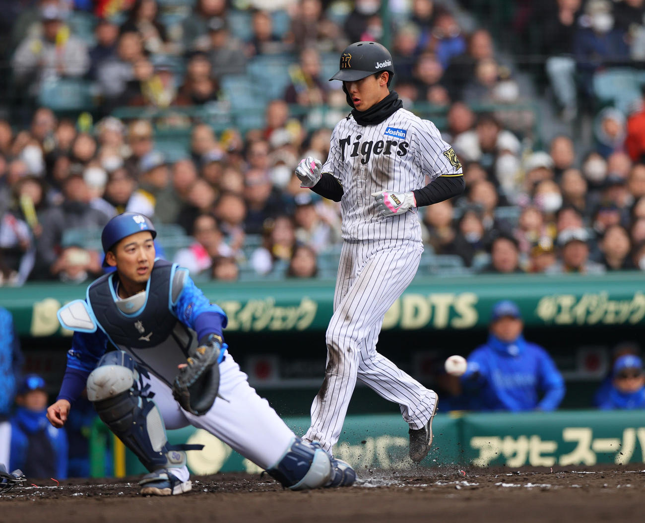 オープン戦・阪神対DeNA 3回裏阪神無死一、三塁、三走小幡（右）は重盗で先制生還する。捕手山本（撮影・上山淳一）