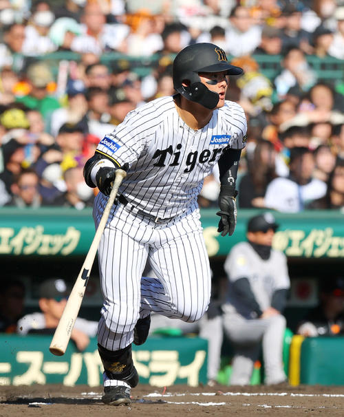 オープン戦・阪神対巨人　7回裏阪神無死、前川は右前打を放つ（撮影・上山淳一）