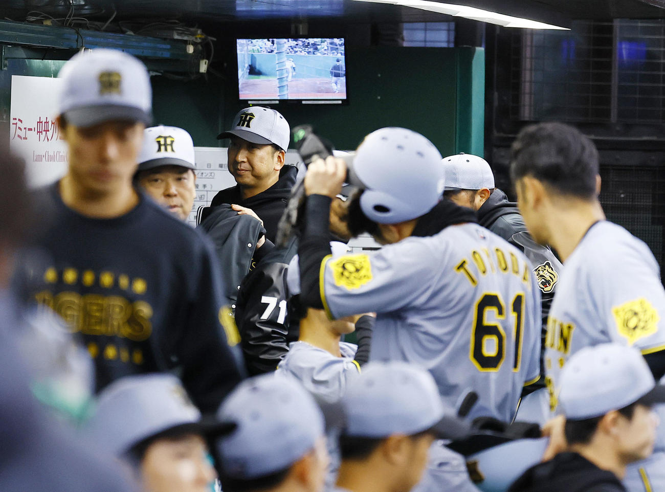 西武対阪神　西武に1安打完封負けし、ベンチを引き揚げる阪神藤川監督（後方中央）（撮影・藤尾明華）