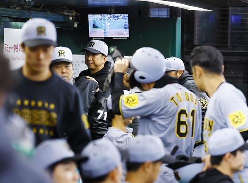 西武対阪神　西武に1安打完封負けし、ベンチを引き揚げる阪神藤川監督（後方中央）（撮影・藤尾明華）