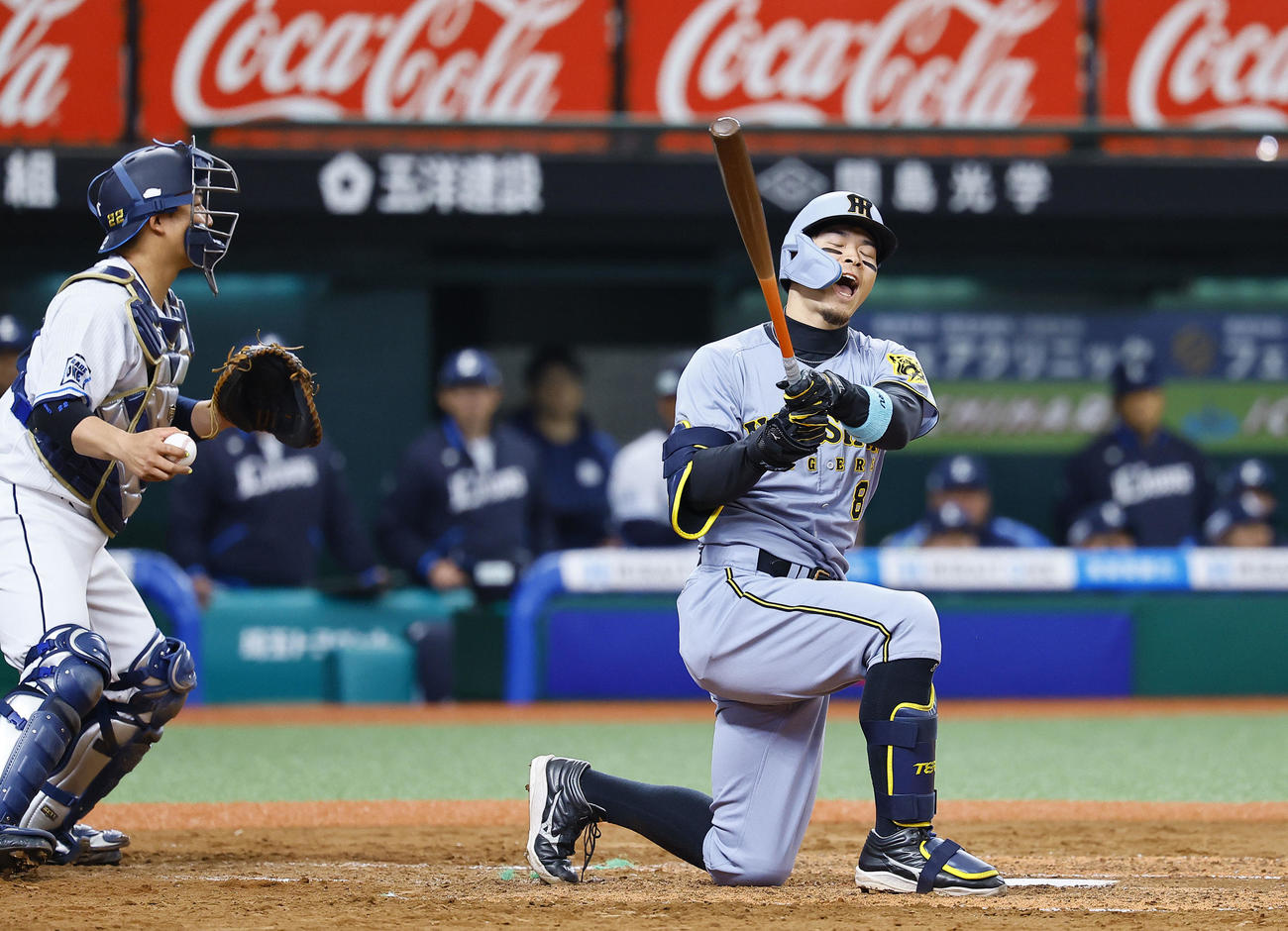 西武対阪神　4表阪神1死、三振に倒れた佐藤輝。捕手古賀悠（撮影・藤尾明華）