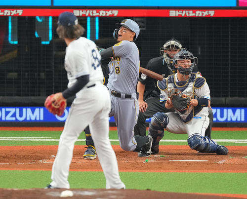 西武対阪神　4回表阪神1死、空振り三振に倒れる佐藤輝。投手今井（撮影・垰建太）