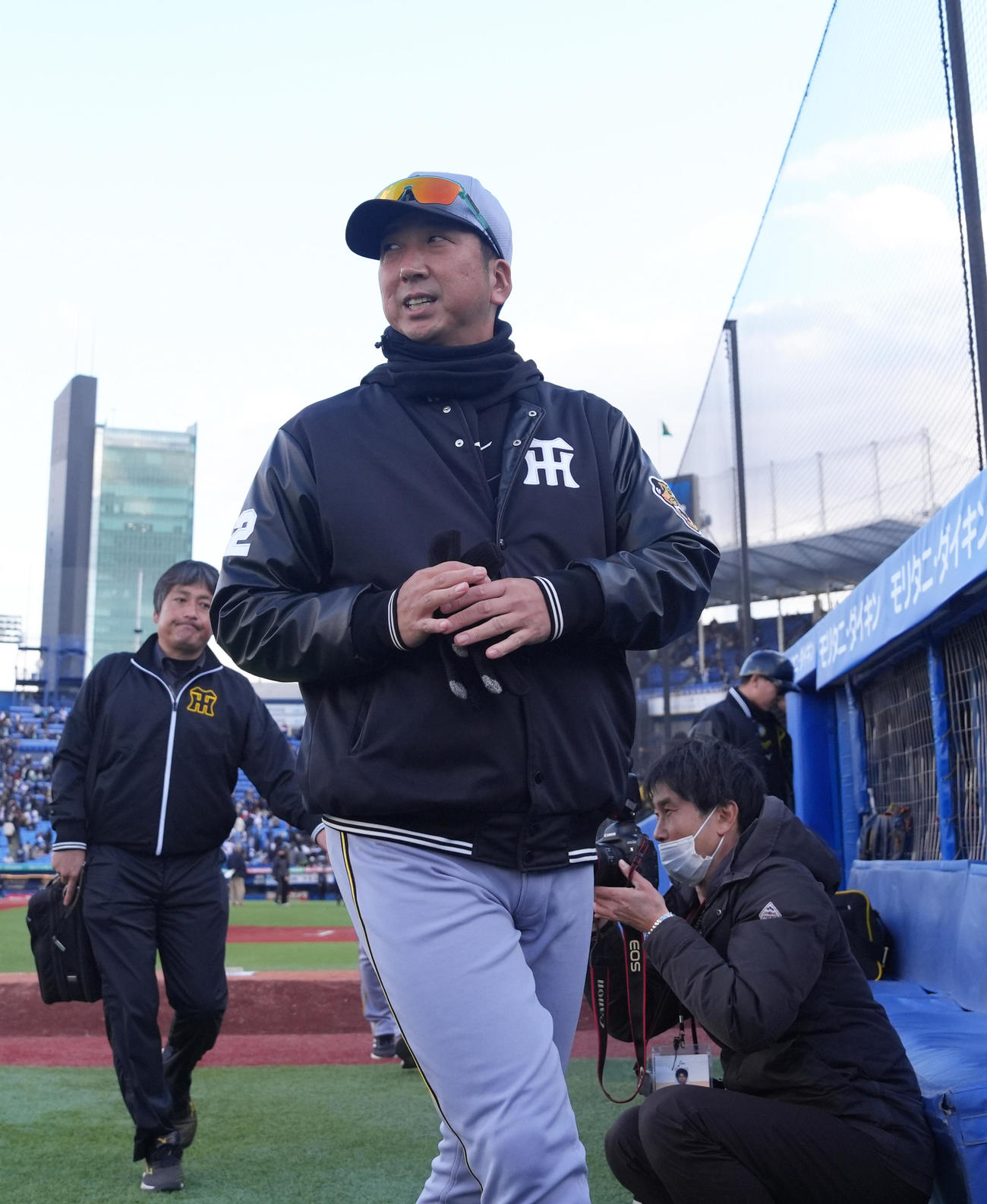 ヤクルト対阪神　試合を終え、引き揚げる阪神藤川監督（撮影・足立雅史）