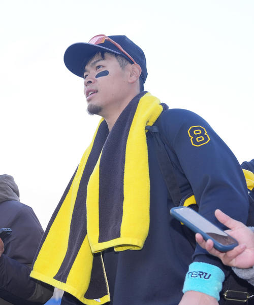 ヤクルト対阪神　引き揚げる阪神佐藤輝（撮影・足立雅史）