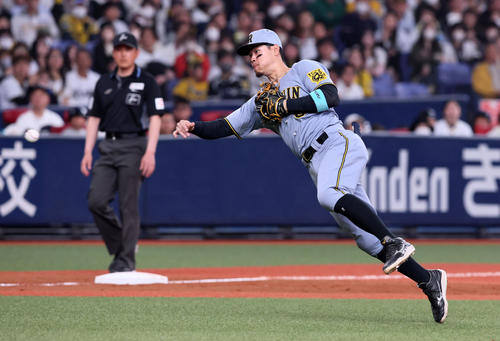オリックス対阪神　5回裏オリックス1死一、三塁、太田の三ゴロを本塁へ悪送球の佐藤輝（撮影・加藤哉）